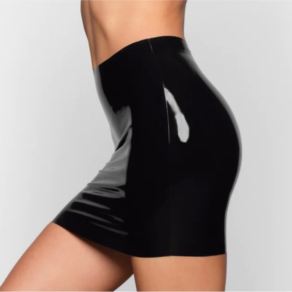 SKIMS LATEX MINI SKIRT - XS